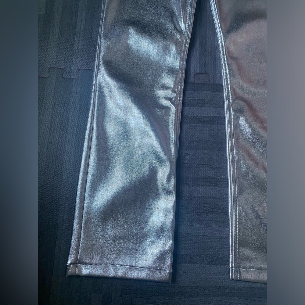 ๐ท๏ธ ๐๏ธ NWOT Abercrombie Silver Curve Love Vegan Leather 90โs Straight Pant ๐ท๏ธ ๐๏ธ - Picture 13 of 14